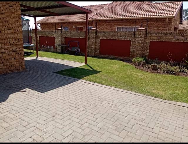 3 BEDROOM TOWNHOUSE FOR SALE IN RIVERSDALE
